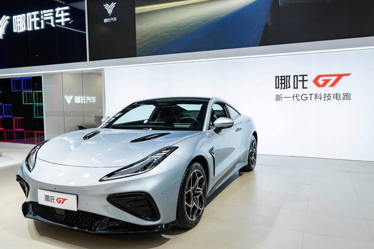 成都新津区宝展格企业管理咨询哪吒汽车在智能汽车领域的表现，领途汽车在新能源汽车市场中的影响力